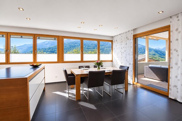Foto van Villa in Tirol met zwembad - Vakantiehuis in Stanz bei Landeck - DiningRoom