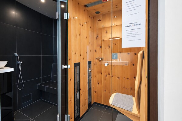 Foto van Villa in Tirol met zwembad - Vakantiehuis in Stanz bei Landeck - Sauna