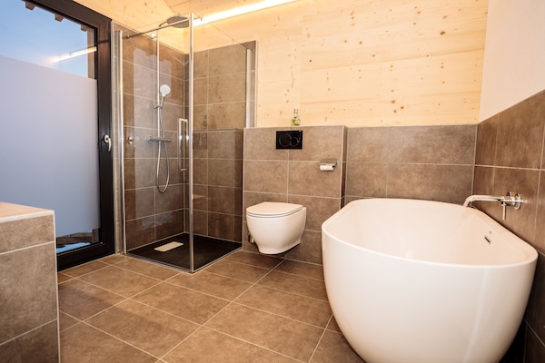 Foto van Chalet met warm zwembad op terras - Vakantiehuis in Ennsling - BathRoom
