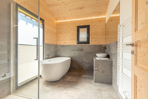 Foto van Chalet met warm zwembad op terras - Vakantiehuis in Ennsling - BathRoom