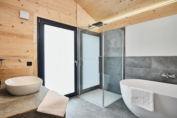Foto van Chalet met warm zwembad op terras - Vakantiehuis in Ennsling - BathRoom