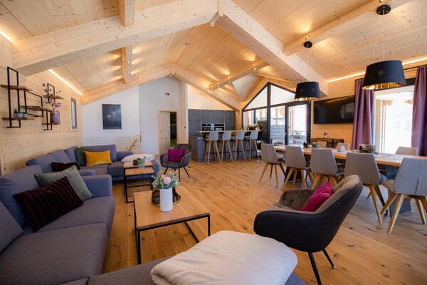 Foto van Majestueus chalet met zwembad en sauna - Vakantiehuis in Ennsling - LivingRoom