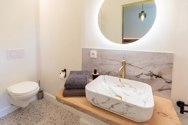 Foto van Luxe villa met verwarmd zwembad - Vakantiehuis in Faulx-les-Tom - BathRoom
