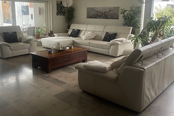 Foto van Villa Lumina Royale met zwembad - Vakantiehuis in Zutendaal - LivingRoom
