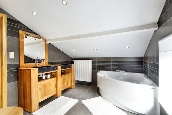 Foto van Luxe verblijf met zwembad - Vakantiehuis in Waimes - BathRoom