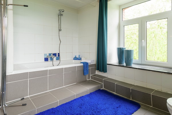 Foto van Appartement in boerderij met eigen tuin, speeltoestellen en panoramisch uitzicht - BathRoom