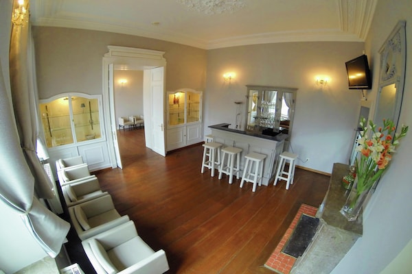 Foto van Luxe Mettet herenhuis - Vakantiehuis in Mettet - DiningRoom