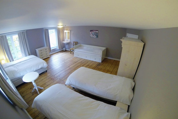 Foto van Luxe Mettet herenhuis - Vakantiehuis in Mettet - BedRoom