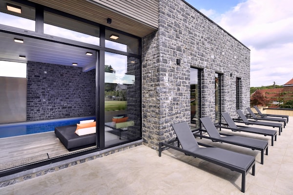 Foto van Villa met zwembad en suites voor 12 gasten - Vakantiehuis in Durby - TerraceBalcony