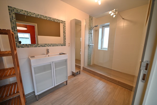 Foto van Dorpshuis in Ambly met buitenzwembad - Vakantiehuis in Nassogne, Ambly - BathRoom