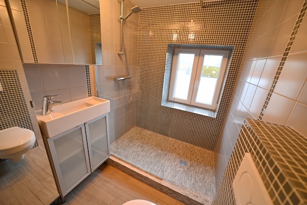 Foto van Dorpshuis in Ambly met buitenzwembad - Vakantiehuis in Nassogne, Ambly - BathRoom