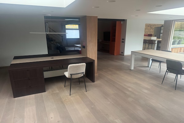 Foto van Vakantiehuis met zwembad en grote tuin - Vakantiehuis in Sint-Denijs - LivingRoom