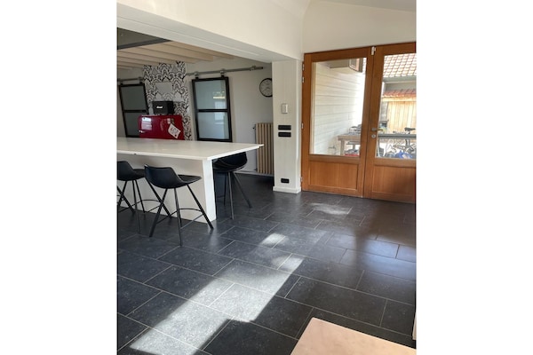Foto van Vakantiehuis met zwembad en grote tuin - Vakantiehuis in Sint-Denijs - DiningRoom
