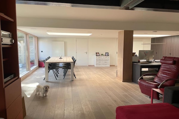 Foto van Vakantiehuis met zwembad en grote tuin - Vakantiehuis in Sint-Denijs - DiningRoom