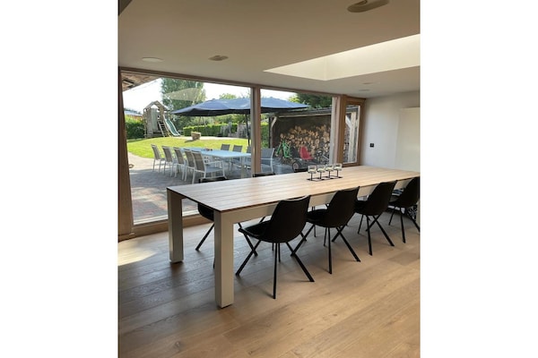 Foto van Vakantiehuis met zwembad en grote tuin - Vakantiehuis in Sint-Denijs - DiningRoom