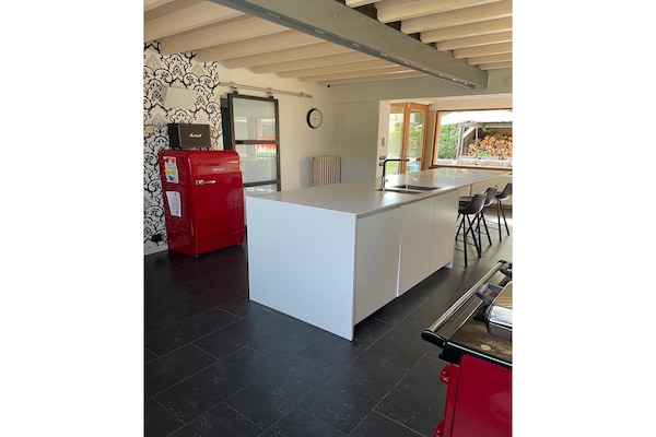 Foto van Vakantiehuis met zwembad en grote tuin - Vakantiehuis in Sint-Denijs - Kitchen