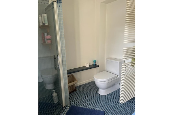 Foto van Vakantiehuis met zwembad en grote tuin - Vakantiehuis in Sint-Denijs - BathRoom