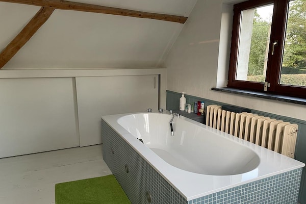 Foto van Vakantiehuis met zwembad en grote tuin - Vakantiehuis in Sint-Denijs - BathRoom