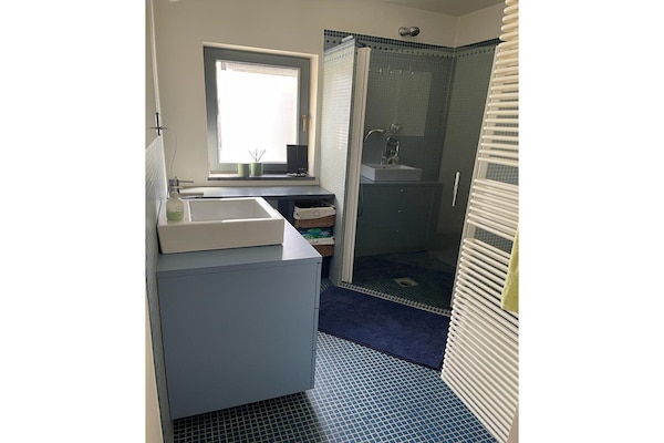 Foto van Vakantiehuis met zwembad en grote tuin - Vakantiehuis in Sint-Denijs - BathRoom