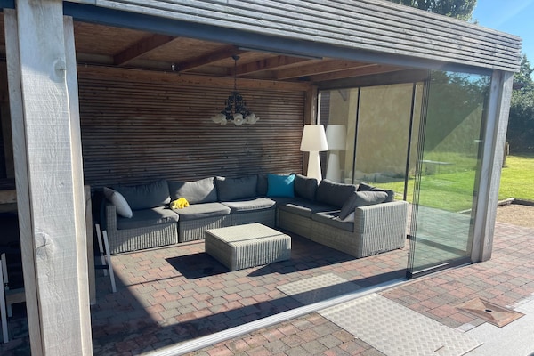 Foto van Vakantiehuis met zwembad en grote tuin - Vakantiehuis in Sint-Denijs - TerraceBalcony