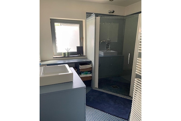 Foto van Vakantiehuis met zwembad en grote tuin - Vakantiehuis in Sint-Denijs - BathRoom