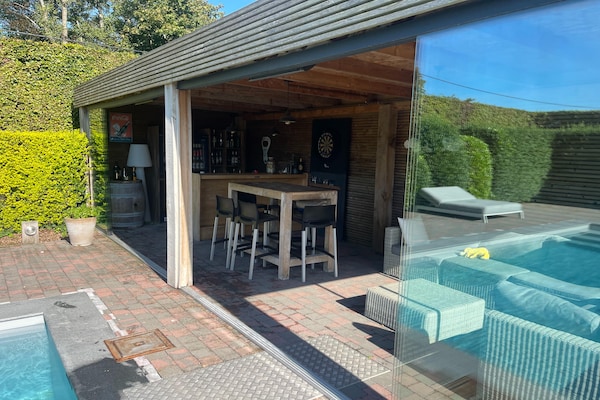 Foto van Vakantiehuis met zwembad en grote tuin - Vakantiehuis in Sint-Denijs - TerraceBalcony