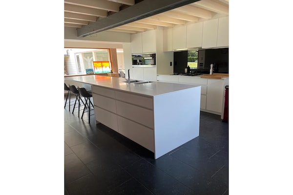 Foto van Vakantiehuis met zwembad en grote tuin - Vakantiehuis in Sint-Denijs - Kitchen