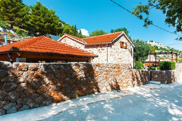 Foto van Villa in Starigrad bij Nationaal Park Paklenica - Vakantiehuis in Starigrad Paklenica - ExteriorSummer