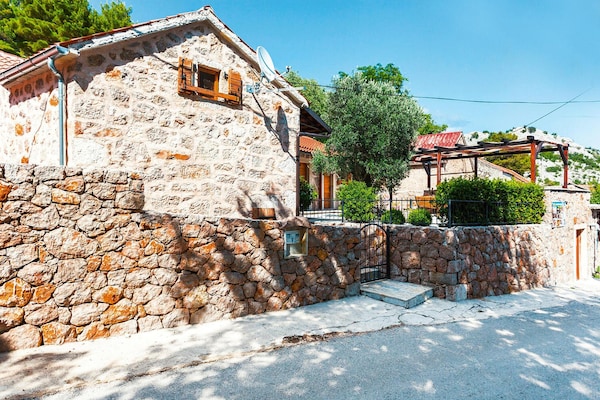 Foto van Villa in Starigrad bij Nationaal Park Paklenica - Vakantiehuis in Starigrad Paklenica - ExteriorSummer