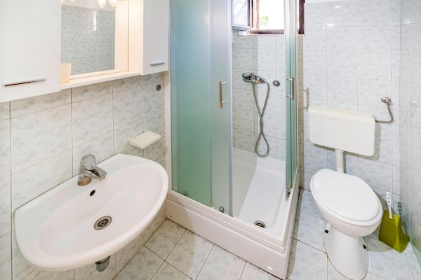 Foto van Vakantiehuis in Rovanjska met Zeezicht - Vakantiehuis in Jasenice - BathRoom