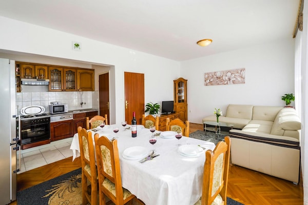 Foto van Vakantiehuis in Rovanjska met Zeezicht - Vakantiehuis in Jasenice - LivingRoom
