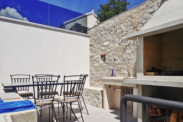 Foto van Vakantiehuis Maslenica met Privézwembad - Vakantiehuis in Maslenica - terrace