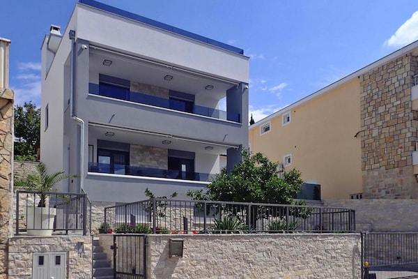Foto van Vakantiehuis Maslenica met Privézwembad - Vakantiehuis in Maslenica - ExteriorSummer