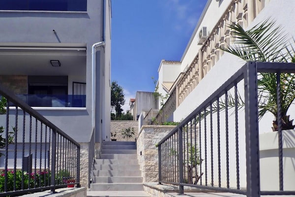 Foto van Vakantiehuis Maslenica met Privézwembad - Vakantiehuis in Maslenica - ExteriorSummer