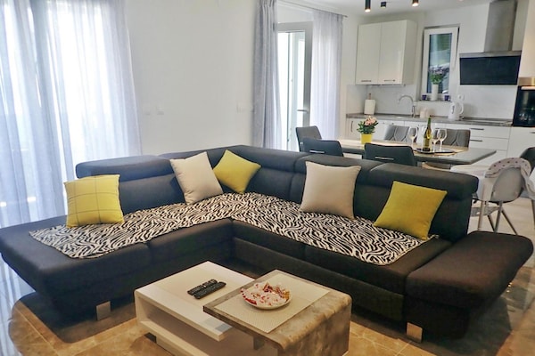 Foto van Vakantiehuis Maslenica met Privézwembad - Vakantiehuis in Maslenica - LivingRoom
