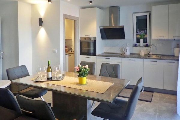 Foto van Vakantiehuis Maslenica met Privézwembad - Vakantiehuis in Maslenica - DiningRoom