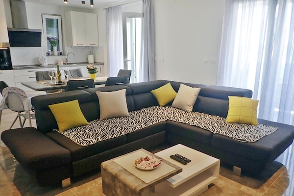 Foto van Vakantiehuis Maslenica met Privézwembad - Vakantiehuis in Maslenica - LivingRoom