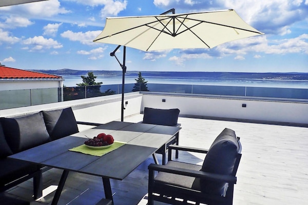 Foto van Vakantiehuis Maslenica met Privézwembad - Vakantiehuis in Maslenica - TerraceBalcony