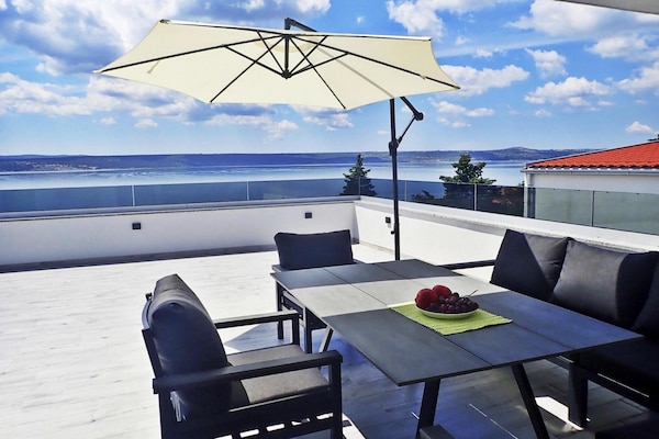 Foto van Vakantiehuis Maslenica met Privézwembad - Vakantiehuis in Maslenica - TerraceBalcony