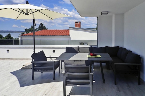 Foto van Vakantiehuis Maslenica met Privézwembad - Vakantiehuis in Maslenica - TerraceBalcony