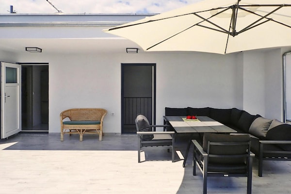 Foto van Vakantiehuis Maslenica met Privézwembad - Vakantiehuis in Maslenica - TerraceBalcony