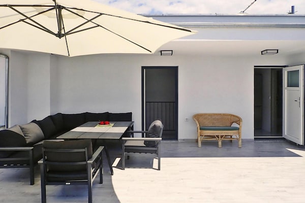 Foto van Vakantiehuis Maslenica met Privézwembad - Vakantiehuis in Maslenica - TerraceBalcony