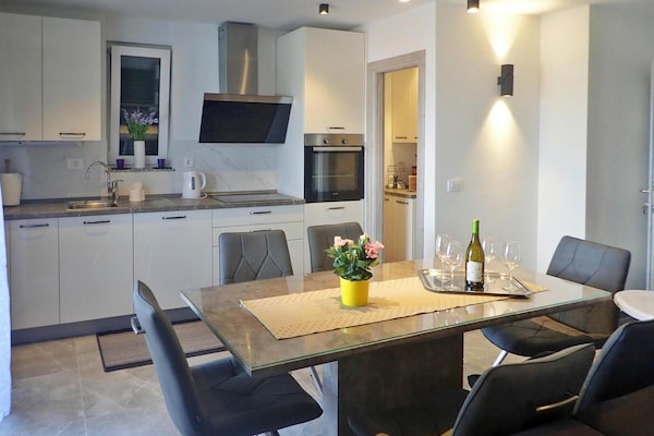 Foto van Vakantiehuis Maslenica met Privézwembad - Vakantiehuis in Maslenica - DiningRoom