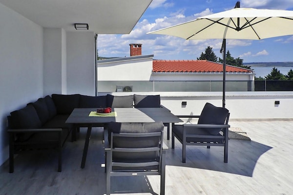Foto van Vakantiehuis Maslenica met Privézwembad - Vakantiehuis in Maslenica - TerraceBalcony