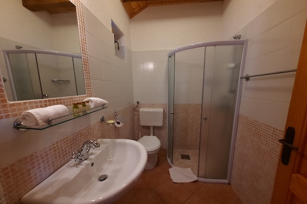 Foto van Stenen huis in Dobrec met zeezicht & zwembad - Vakantiehuis in Lovran - BathRoom