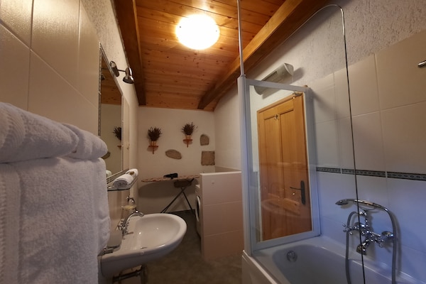 Foto van Stenen huis in Dobrec met zeezicht & zwembad - Vakantiehuis in Lovran - BathRoom