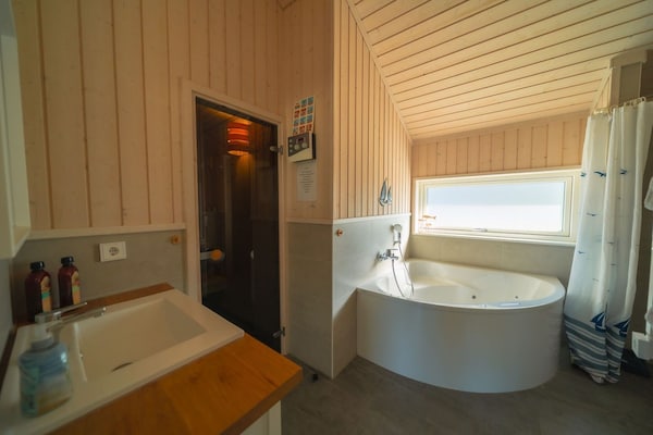 Foto van Vakantiehuis met zwembad en sauna aan het Duemmermeer - BathRoom