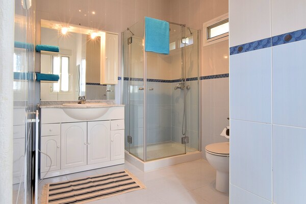 Foto van Ruime villa in Arenas met uitzicht op zee - Vakantiehuis in Arenas - BathRoom