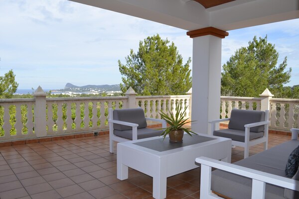 Foto van Modern herenhuis met privé zwembad - Vakantiehuis in Cala Comte - TerraceBalcony