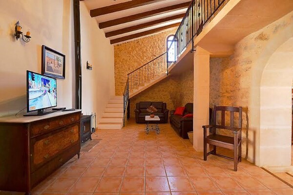 Foto van Boerderij op Mallorca met zwembad & uitzicht - Vakantiehuis in Villafranca de Bonany - LivingRoom